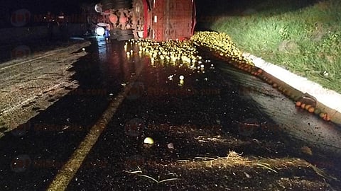 El cargamento de naranjas quedó sobre el asfalto y fue retirado del mismo con el apoyo de otro camión (Foto: RED 113)