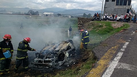 Al parecer el vehículo se incendió a consecuencia de una falla en su sistema eléctrico (Foto: RED113)