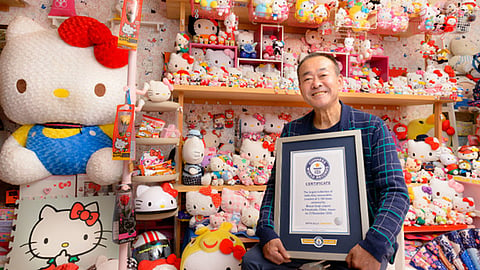 Este señor es el mayor coleccionista de Hello Kitty del mundo