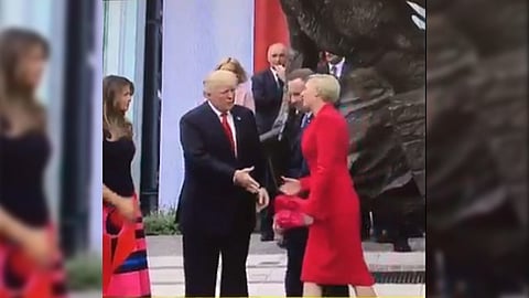 La esposa del presidente polaco saludó primero a Melania (Fuente: Twitter.com)
