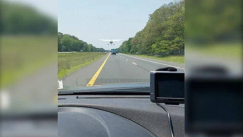 El avión tipo Cessna evitó anuncios, puentes y coches (Foto: Youtube.com)