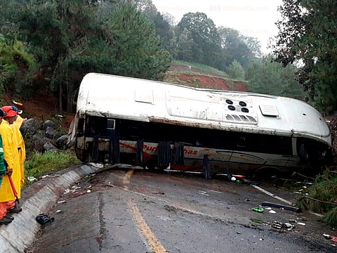 Se desbarranca autobús en la Siglo XXI; hay una muerta y ocho heridos