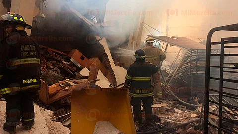 Bomberos y paramédicos aún laboran en el sitio (Foto RED 113)