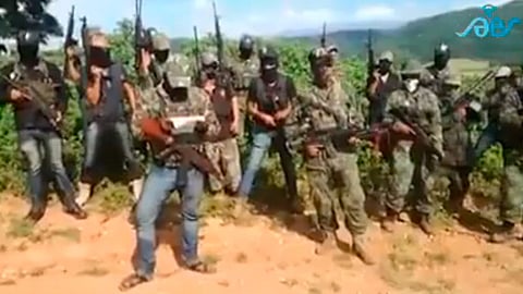 Un hombre lee los reclamos a Astudillo (Foto: captura de video)