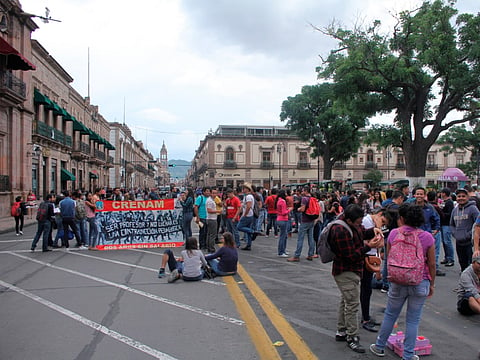 Normalistas cierran la avenida Madero