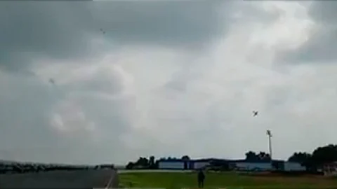 Una de las aeronaves se estrelló en la base aérea militar (Foto: captura de video)