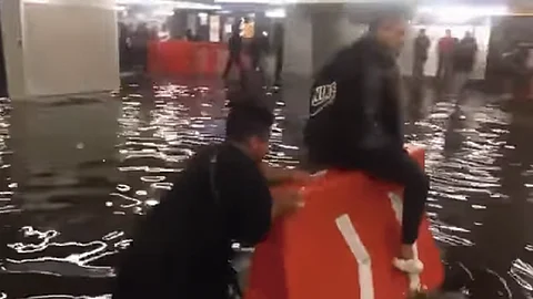 Los usuarios se trepaban al objeto y eran empujados por el niño y otro joven hasta el otro lado (Foto: captura de video)
