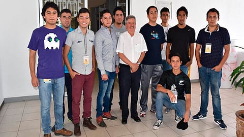 Profesores asesoran a jóvenes visitantes en investigación (Foto: Cortesía)