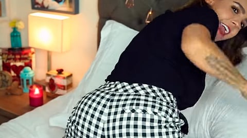 No es la primera vez que la vlogger da de qué hablar con sus dotes (Fotograma: YouTube)