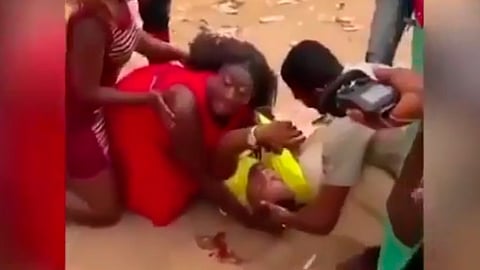 La mujer se llevó un buen susto (Fotograma: YouTube)