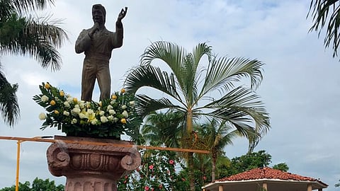 Veladoras y flores se ven por las calles de Parácuaro (Foto Instagram: Andrea Escalona)