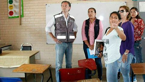 El secretario ha acudido a algunas escuelas afectadas (Foto: @aurelionuno)