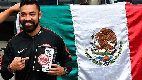 Video: Marco Fabián “botea” en las calles de Alemania para apoyar a damnificados mexicanos