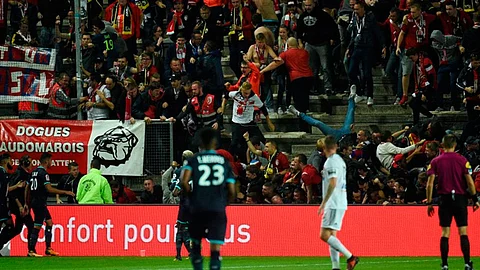 Suspende partido de fútbol en Francia por avalancha humana