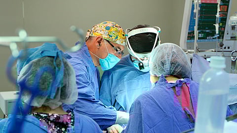 Se activó el protocolo para situaciones de emergencia en el Hospital General del CMN La Raza y mientras fueron evacuados los primeros pisos, la cirugía no fue suspendida (Foto: Cortesía)