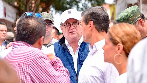 Uno de ellos le reclama con ironía por la tardanza en arribar al sitio del desastre (Foto ilustrativa)