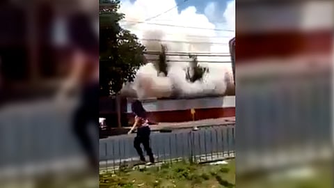 En el material se aprecia como en cuestión de segundos una nube de polvo invade las inmediaciones del extinto edificio (Fotograma Facebook: Publimetro)