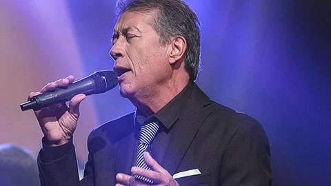 El “Poeta de la Canción" promociona su gira “Vívelo” (Foto Facebook: José María Napoleón)