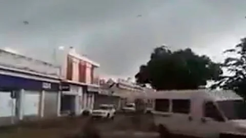 Los vientos alcanzaron hasta 250 km/h (Fotograma: Twitter)