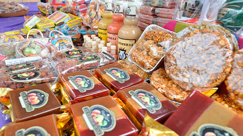 En el mercado Valentín Gómez Farías los 171 locatarios ofrecen manjares para todos los gustos (Foto: ACG)