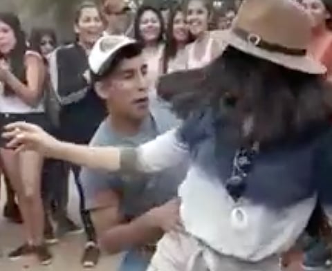 El hecho se produjo durante la fiesta de un colegio argentino (Foto: captura de video)