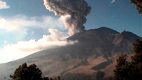 A las 14:32 horas exhala Popocatépetl, con más de 2 km de altura en dirección al noreste. (Foto:@LUISFELIPE_P )