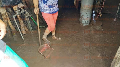 Más de 30 viviendas afectadas por desborde de río en La Huacana