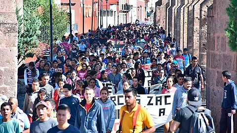 Llega marcha de normalistas al Centro Histórico