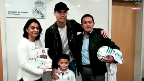 El delantero del Real Madrid, Cristiano Ronaldo, convivió con los padres de Santiago Flores Mora (Foto: @ELMAIA7)