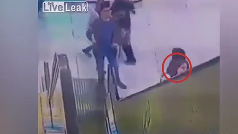 La niña no sufrió heridas graves ni una caída fuerte (Foto: captura de video)