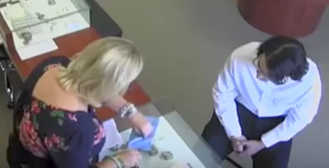 El presunto hechor huyó de la tienda en un vehículo color verde (Foto: captura de video)