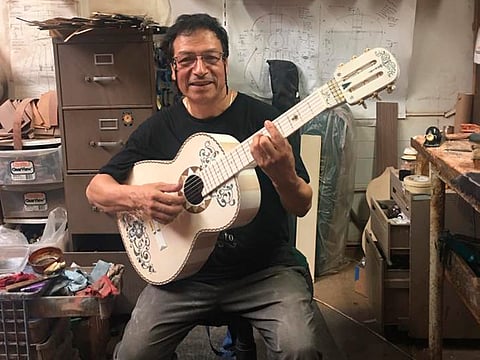 Guitarra de Coco, hecha por manos michoacanas