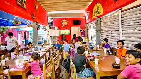 Niños tienen clases en un bar de Juchitán, Oaxaca