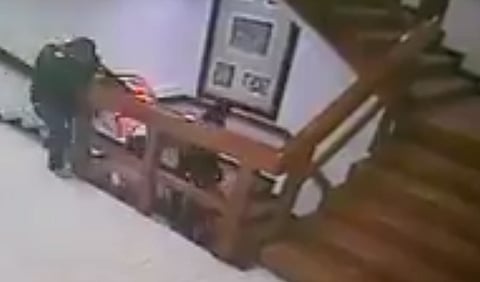 El sujeto no sufrió lesiones tras el impacto (Foto: captura de video)