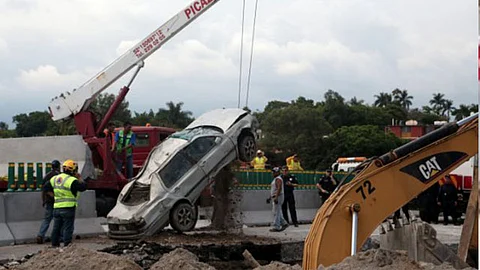 En el socavón de la vía murieron un padre e hijo tras permanecer horas en el vehículo accidentado (Foto: Archivo)