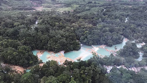 Los pobladores construyen un dique de piedra para reforzar el muro (Foto: @RobRmzdelaParra)