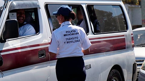 Elementos de Tránsito municipal entregan material informativo en distintos puntos de la ciudad (Foto: Cortesía)