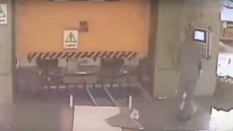 De acuerdo a la prensa del país asiático, la actitud pasiva del obrero deja dudas sobre si en verdad fue un accidente o un acto premeditado (Foto: Captura de video)
