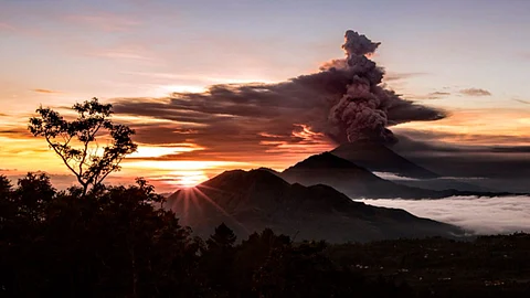 Indonesia se sienta en el 'Anillo de Fuego del Pacífico' y tiene más de 120 volcanes activos a su alrededor (Foto: @cacaudantas)