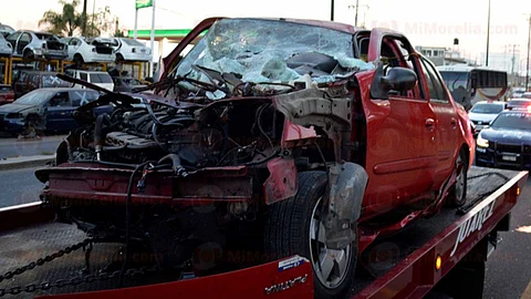 Uno de los automóviles fue abandonado tras el accidente (Foto: RED 113)