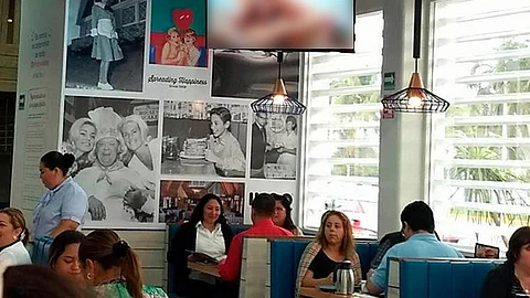 Restaurante familiar “calentó” de más el desayuno con película porno