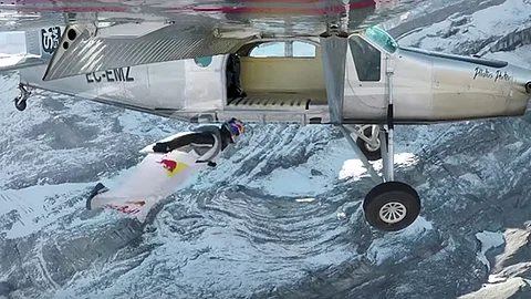 La acrobacia fue a miles de metros del suelo sobre los alpes suizos (Captura: Youtube.com)