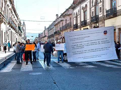 Profesores de la Michoacana exigen pago frente al Congreso