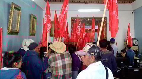 Después de varias horas de estar manifestándose, los habitantes fueron recibidos por el alcalde