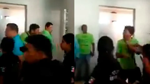 Policías se llevaron de inmediato de la escena al alcalde (Foto: Captura de video)