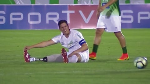 En el partido, Jackson Follmann se "quejó" de una molestia (Foto: Captura de video)