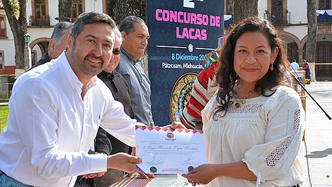 Víctor Manuel Báez Ceja, presidente municipal, fue el encargado de otorgar los reconocimientos (Foto: Cortesía)