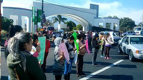 La carretera Morelia-Quiroga fue tomada por los padres de familia (Foto: Ibeth Cruz)