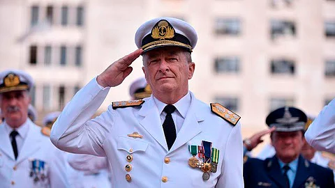 Marcelo Srur, jefe de la Armada, fue desplazado por Oscar Aguad (Foto: @BonelliOK)