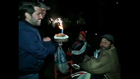 Al final del día le dieron un pastel con una vela (Foto: Captura de video)